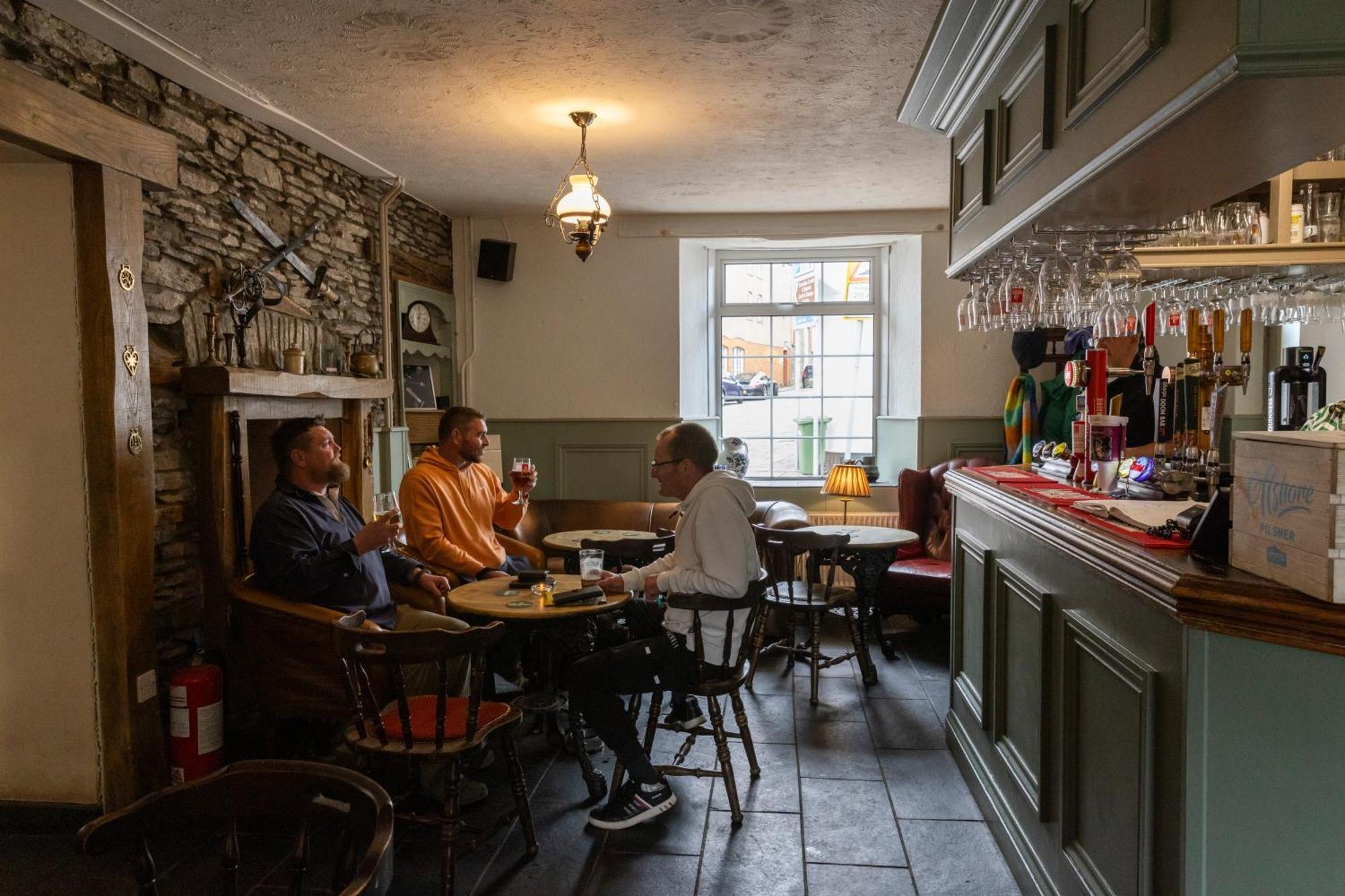 The Bear Inn Лантрісант Екстер'єр фото