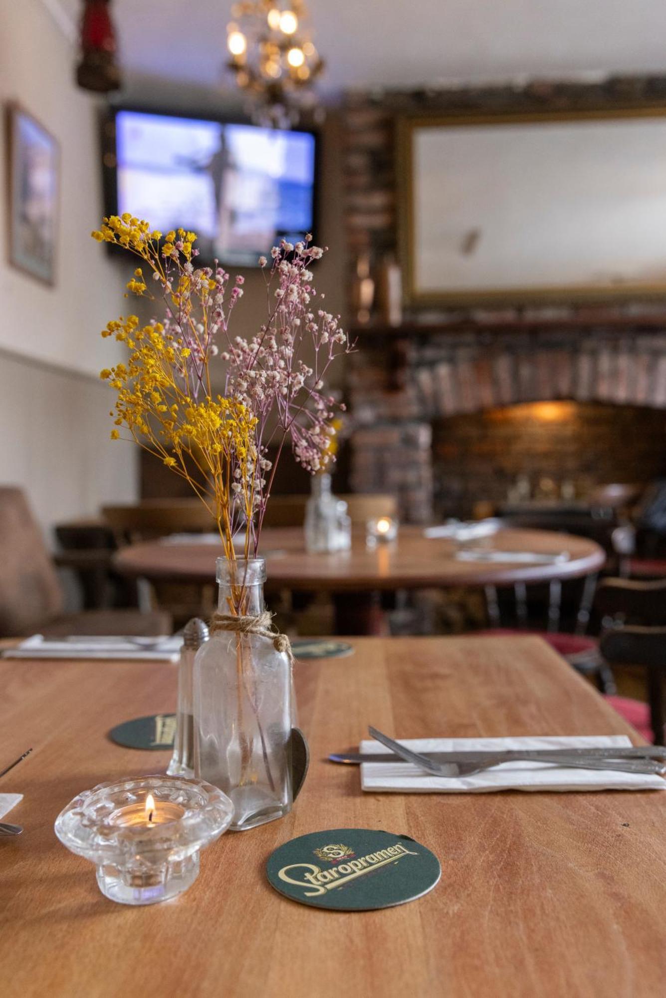 The Bear Inn Лантрісант Екстер'єр фото