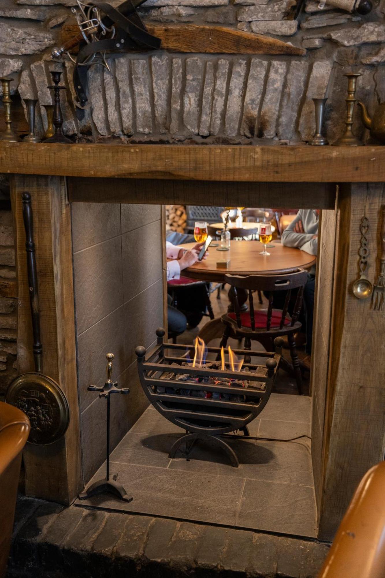 The Bear Inn Лантрісант Екстер'єр фото